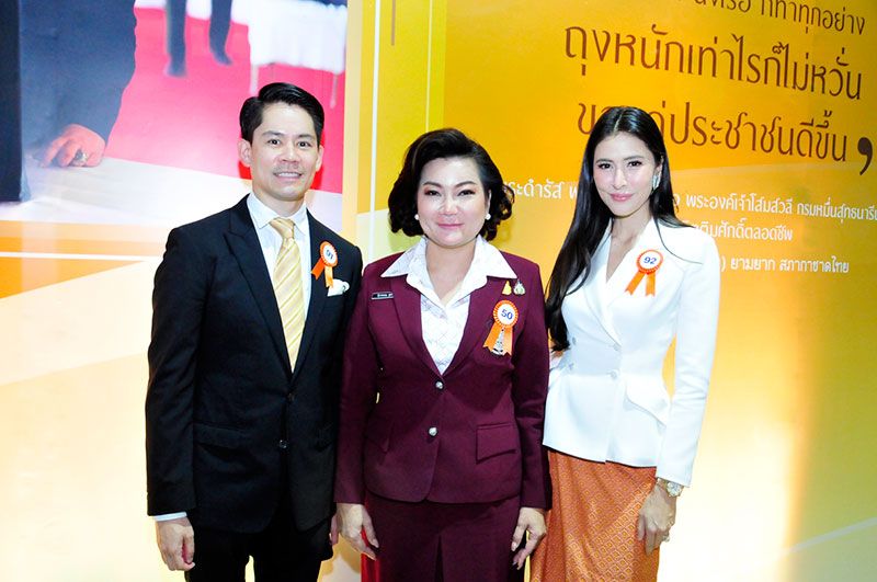 นิภาพรรณ สุขวิมล นายกสมาคมแม่บ้านตำรวจ และ กรณ์-ศรีริต้า ณรงค์เดช

