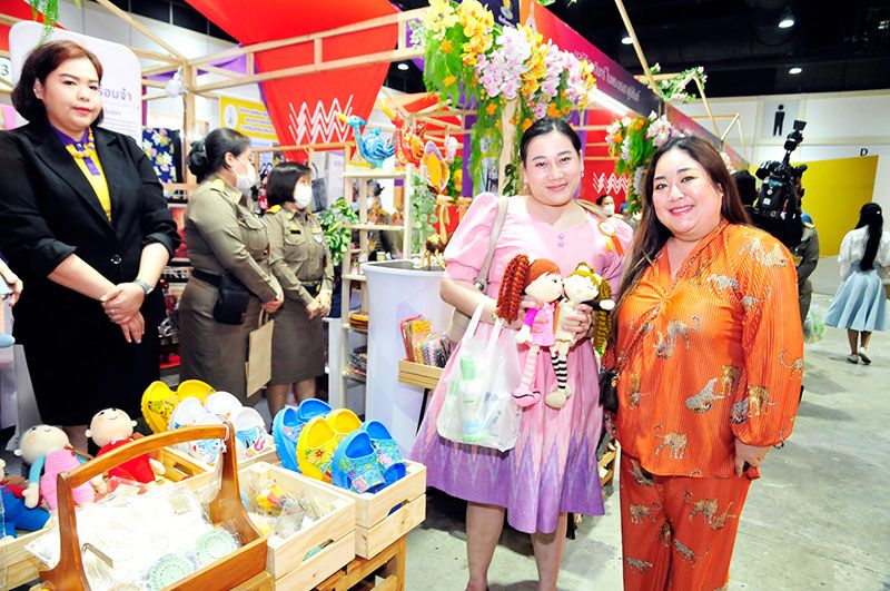 คุณใบพลู-สิรพัชรา โสพัชรมณี และ
คุณวงเวียน-ม.ล.ภัทรสุดา กิติยากร มาร่วม
ชม ช้อป ในงานเพื่อนพึ่ง (ภาฯ) 2566

