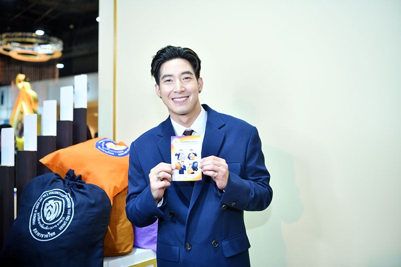 โตโน่-ภาคิน
คำวิลัยศักดิ์ ร่วมถ่ายการกุศล
กับถุงยังชีพพระราชทาน