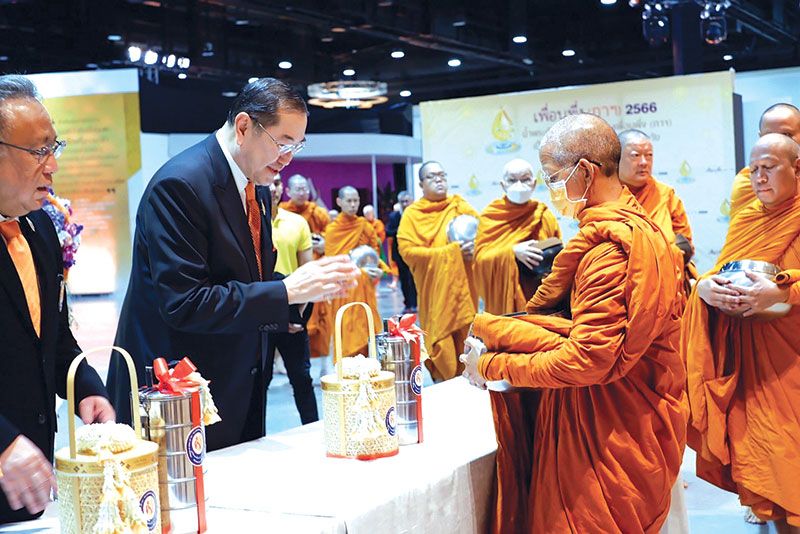 ศ.พิเศษ ดร.สุรเกียรติ์ เสถียรไทย นำคณะกรรมการมูลนิธิฯ และผู้ร่วมพิธี ตักบาตรพระสงฆ์ จำนวน 28 รูป ถวายเป็นพระกุศลแด่สมเด็จพระเจ้าลูกเธอ เจ้าฟ้าพัชรกิติยาภาฯ

