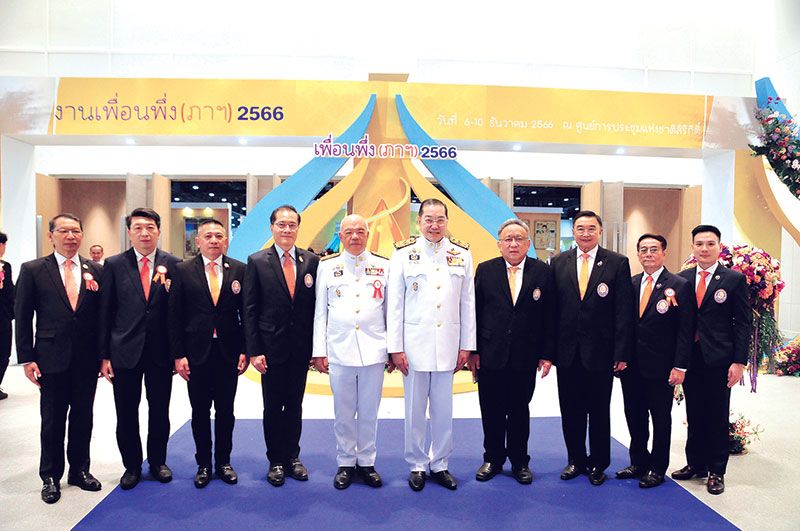 ศ.พิเศษ ดร.สุรเกียรติ์ เสถียรไทย พร้อมด้วยคณะกรรมการบริหารมูลนิธิในพิธีเปิด อาทิ ฉัตรชัย พรหมเลิศ, ศ.พิเศษ ธงทอง จันทรางศุ, ดร.สรจักร เกษมสุวรรณ, วีระศักดิ์ โควสุรัตน์, อดิศักดิ์ ภาณุพงศ์, ฐิติวัฒน์ ว่องวรรณกุล ร่วมด้วย สันติ สาทิพย์พงษ์, พิริยะ เข็มพล และ พล.ต.ท.รักษ์จิต หม้อมงคล