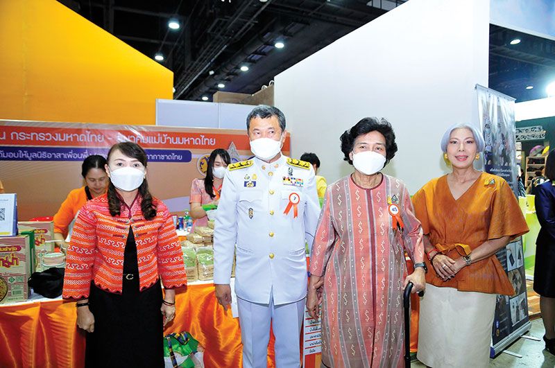 ปลัด มท. สุทธิพงษ์-ดร.วันดี จุลเจริญ นำทีมร้านค้ากระทรวงมหาดไทย-สมาคมแม่บ้านมหาดไทยมาร่วมออกร้านในงาน เพื่อนพึ่ง (ภาฯ) 2566

