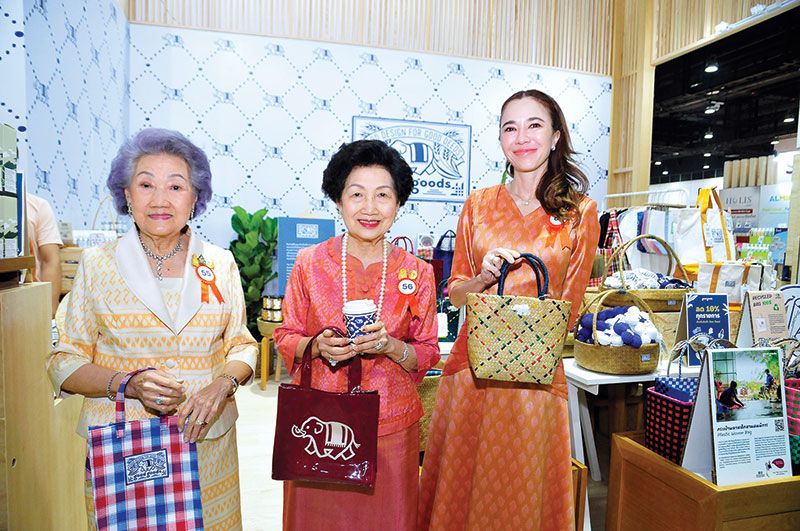 คุณหญิงมุกดา จิราธิวัฒน์ เอื้อวัฒนะสกุล, จินตนา จิราธิวัฒน์
บุญรัตน์ และ สมกมล จิราธิวัฒน์ ชวนช้อปที่ร้าน good goods ในเครือเซ็นทรัล

