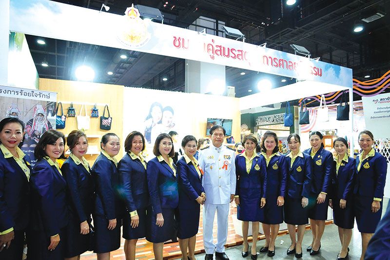 จรูญ ชีวิตโสภณ นายกชมรมคู่สมรสตุลาการศาลยุติธรรม ร่วมออกร้าน