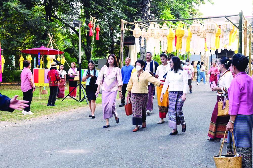 แต่งกายผ้าพื้นเมืองชมโบราณสถาน