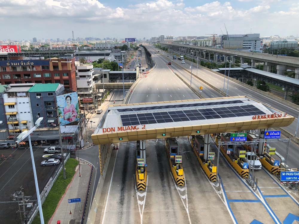 ติดตั้งแผง solar บนด่านเก็บค่าผ่านทาง

