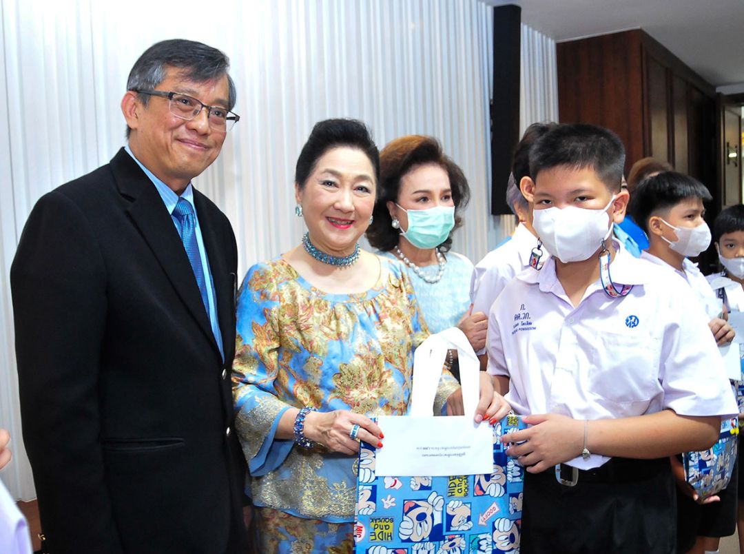 
นพ.สุนทร สุนทรชาติ ผอ.สำนักอนามัย, ผาณิต พูนศิริวงศ์ ประธานมูลนิธิฯ และ อุไร คุณานันทกุล รองประธานมูลนิธิฯ ร่วมมอบทุน
การศึกษา