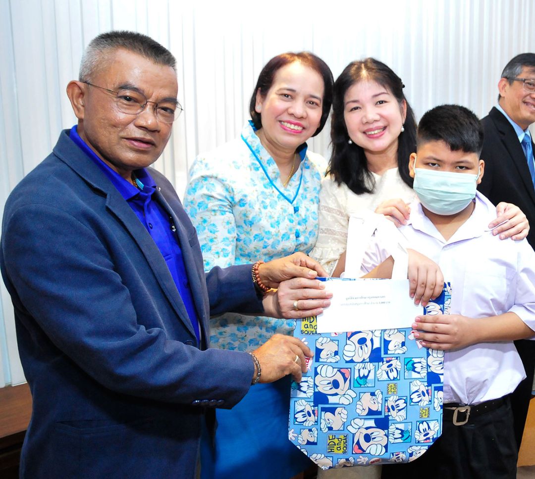 
ปกภูมิ เดชดีหนูแก้ว บก.ข่าว กทม, ดวงพร ปิณจีเสคิกุล, ทวีพร โชตินุชิต
รอง ผอ.สำนักอนามัย ร่วมมอบทุนการศึกษา