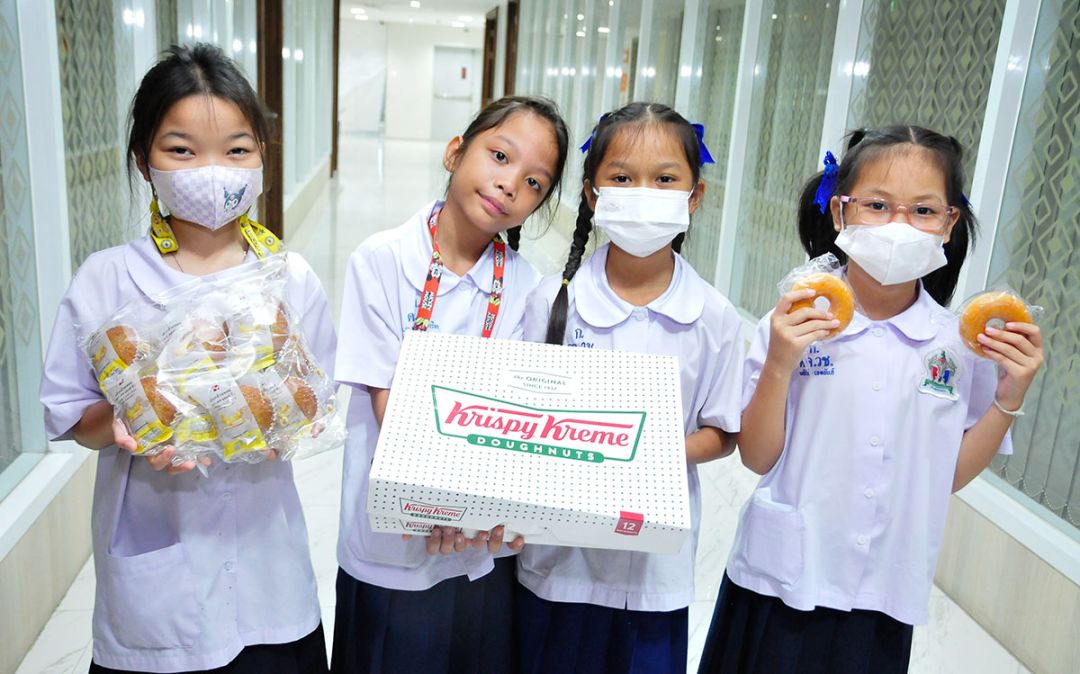 โดนัท คริสปี้ครีม และเค้กกล้วยหอม S&P จากผู้ใหญ่ใจดีมอบขนมแสนอร่อยมาให้น้องๆ ได้อิ่มอร่อยทุกปี

