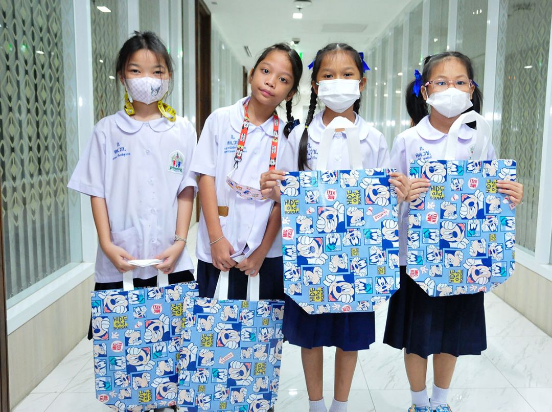 กระเป๋าลดโลกร้อน ให้เด็กๆ ใส่ขนมและ
สิ่งของกลับบ้านเป็นที่ระลึก จาก วิรัตน์
สุพรรณธะริดา

