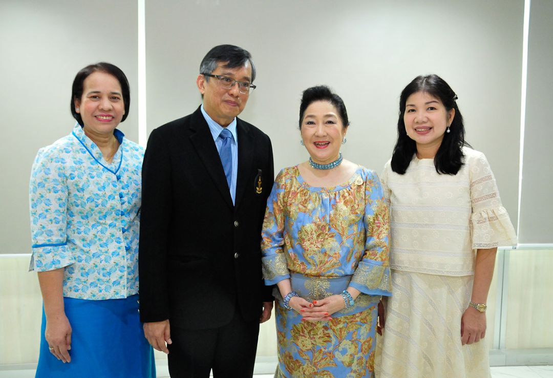 นพ.สุนทร สุนทรชาติ, ผาณิต พูนศิริวงศ์, ทวีพร โชตินุชิต และ
ดวงพร ปิณจีเสคิกุล