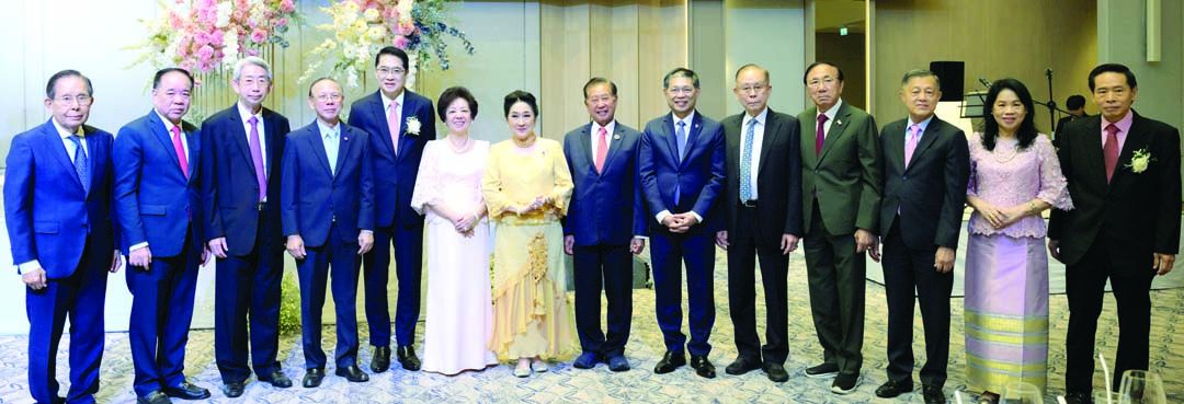 สมาคมวิเทศพาณิชย์ไทย-จีน นำโดย กิตติพงษ์ เตรัตนชัย นายกกิตติมศักดิ์เกียรติคุณถาวร, วีระ วาณิชยพิทักษ์ นายกสมาคมฯ, วิบูลย์ เลาหพงศ์ชนะ อุปนายกฯ, สมศักดิ์ ถนอมวรสิน,
ประวิตร วิรานุวัตร และคณะกรรมการสมาคมฯ พร้อมด้วย องอาจ คล้ามไพบูลย์, ประจักษ์ ตั้งคารวคุณ, ชัยศักดิ์ อังค์สุวรรณ อดีตรองปลัดกระทรวงคมนาคม, ขจิต ชัชวานิชย์
อดีตปลัดกรุงเทพมหานคร, สมบัติ เลาหพงศ์ชนะ กงสุลกิตติมศักดิ์สาธารณรัฐบัลแกเรียประจำประเทศไทย และ ผาณิต พูนศิริวงศ์ ประธานเจ้าหน้าที่หนังสือพิมพ์แนวหน้า ร่วมยินดีในงาน