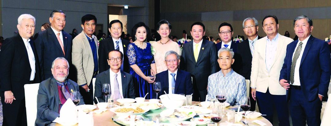 พี่น้องสิงห์แดงของคุณแม่เจ้าบ่าว พล.ต.ต.พรภัทร์ สุยะนันท์ นายกสมาคมกรุงเทพกรีฑา, วิเชียร ชวลิต อดีตปลัดกระทรวงการพัฒนาสังคมและความมั่นคงของมนุษย์, มานิต เตชอภิโชค อดีตรองปลัด กทม., ปสันน์ เทพรักษ์ อดีตเอกอัครราชทูต ณ กรุงลอนดอน,
วิทูรัช ศรีนาม อดีต ผวจ.จันทบุรี, วิสิษฎ์ พวงเพชร อดีตรอง ผวจ.ชลบุรี และ เดชา พฤกษ์พัฒนรักษ์ รองปลัดกระทรวงแรงงาน