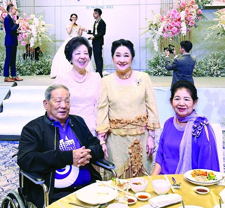 ไชยวัฒน์ เหลืองอมรเลิศ ประธานที่ปรึกษา
กลุ่มบริษัทสยามปาร์คซิตี้ ผาณิต พูนศิริวงศ์
ประธานเจ้าหน้าที่ บริษัทหนังสือพิมพ์
แนวหน้า จำกัด และ ระวีวรรณ แจ้งเจนกิจ