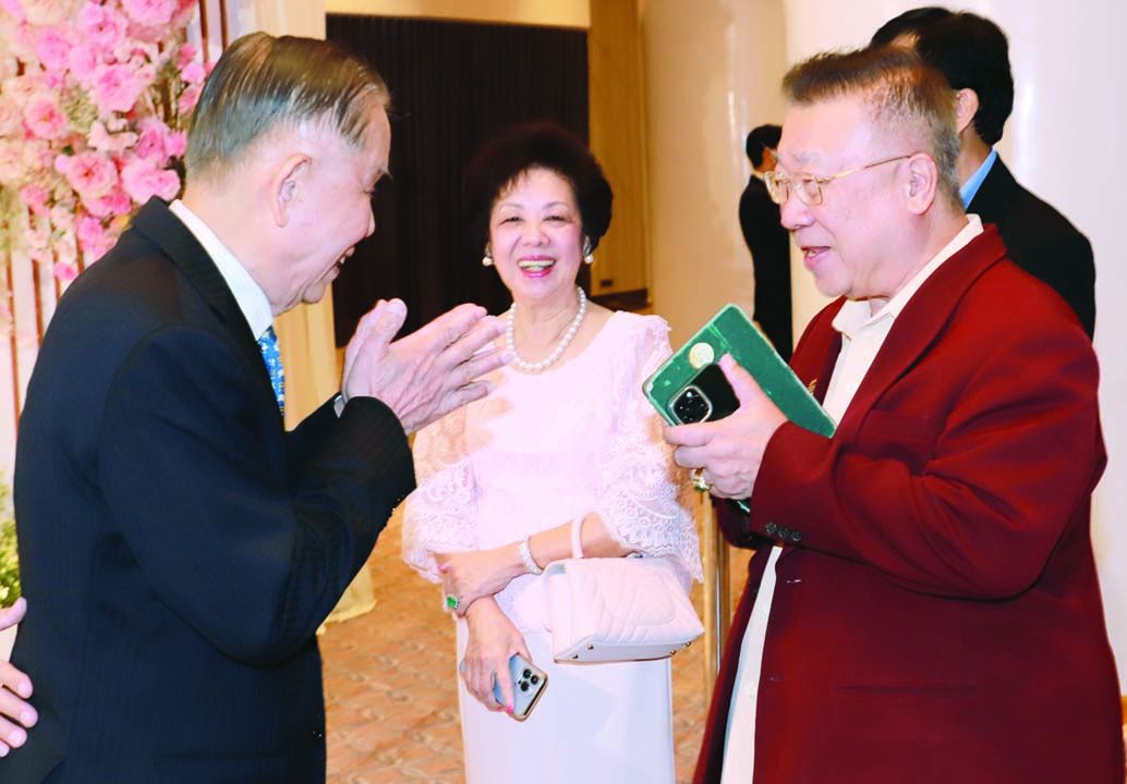 อ.ภาณุวัฒน์ พันธุ์วิชาตกุล ซินแสฮวงจุ้ยชื่อดัง
ทักทาย วิบูลย์ เลาหพงศ์ชนะ ประธานกรรมการ
บจก.กรุงไทยแทรคเตอร์ และ นงเยาว์ โตวชิรกุล
ประธานที่ปรึกษา อมรพันธุ์ดีพาร์ทเมนท์สโตร์