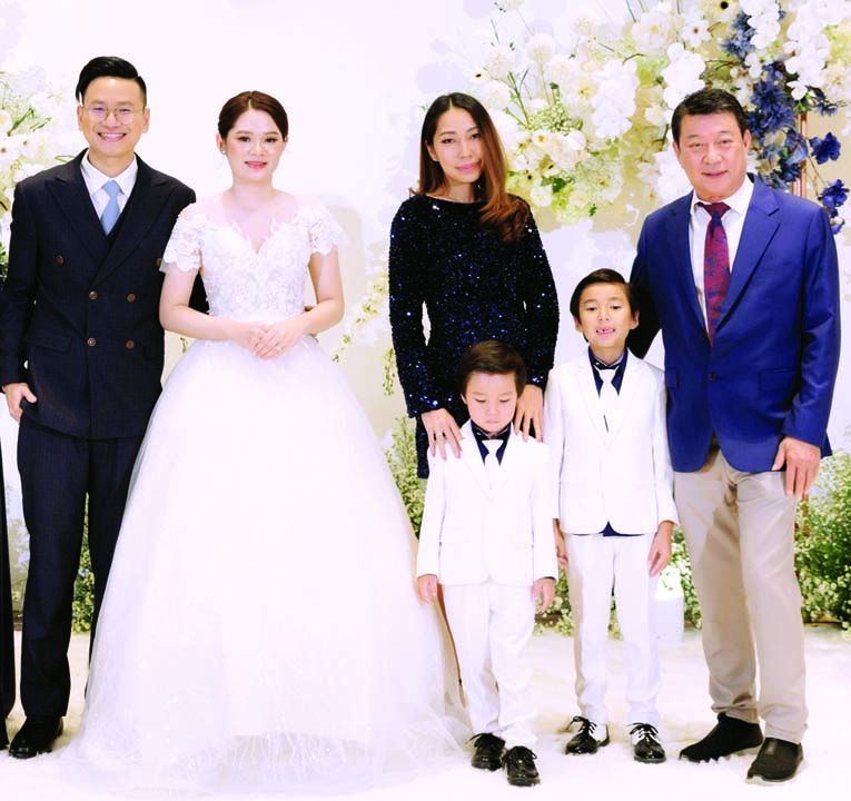 พิชิต กุลเกียรติเดช เจ้าของเรือสำราญ “Wonderful Pearl” เรือดินเนอร์หรู
ริมเจ้าพระยามูลค่า ٢٠٠ ล้าน ที่ดึงดูด
นักท่องเที่ยวทั้งชาวไทยและจากทั่วโลก พร้อม
ครอบครัวมาร่วมงานและอวยพรแก่คู่บ่าว-สาว