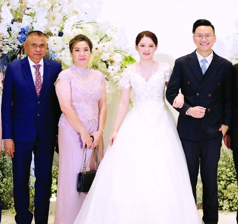 พล.ต.ต.สถิตย์ พรมอุทัย ผู้บังคับการ ٣ กองบังคับการ
สืบสวนสอบสวนอาชญากรรมทางเทคโนโลยี
สุปราณี พรมอุทัย ญาติฝ่ายเจ้าบ่าวมาร่วมยินดี