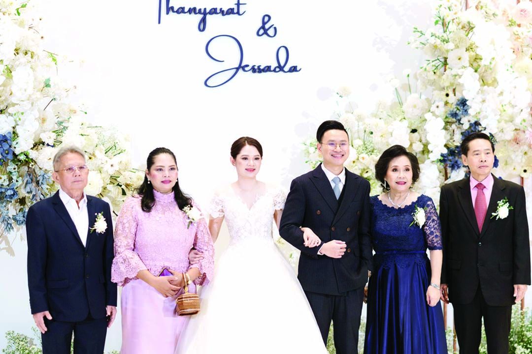 คู่บ่าว-สาวกับคุณพ่อ-คุณแม่ของเจ้าสาว สุรัตน์
กิตติวรรณารักษ์-กชพรรณ สลัดทุกข์ และ คุณพ่อ-
คุณแม่ของเจ้าบ่าว ธนเดช-ณัฏฐ์ชานันท์ อิงคภัทรางกูร