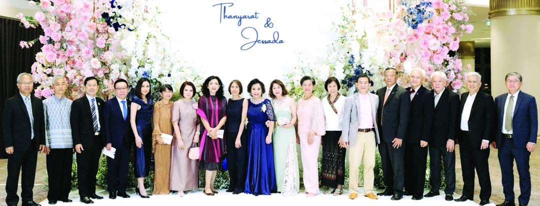 เพื่อนรัฐศาสตร์ มธ. ของคุณแม่เจ้าบ่าว อาทิ วิทูรัช ศรีนาม อดีต ผวจ.จันทบุรี, สิทธิชัย ศักดา อดีต ผวจ.พังงา-นราธิวาส, พูนศักดิ์ วาณิชวิเศษกุล อดีต รอง ผวจ.จันทบุรี, ประสงค์ คงเคารพธรรม อดีต รอง ผวจ.ฉะเชิงเทรา, อลงกต-พจมาน วงศ์สุวรรณ, ยุทธนา-สุพิสชา
กิ่งแก้วก้านทอง, ปริโสทัต ปุณณภุม, วิชิต-ณมนพรรณ เอื้ออารีวรกุล, มาลินี โตสกุล, ดร.อุราชนก
คงกล่ำ, สุมนี วราชิต, สมเกียรติ ถาวรวิศิษฐพร, ไพสิฐ แก่นจันทร์, วรศักดิ์ วงศ์ตาผา