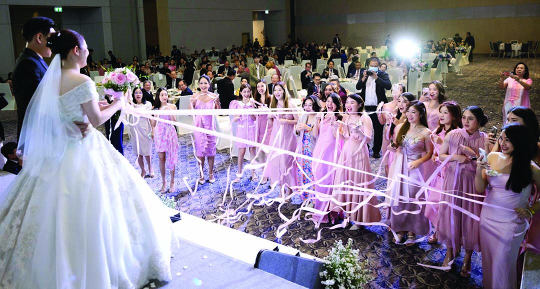 เจ้าสาวมอบช่อดอกไม้แห่งความโชคดีให้แก่ผู้ร่วมลุ้นในด้านความรักเพื่อจะได้เป็น
เจ้าสาวคนต่อไป ส่งมอบความสุขและสมหวังในความรักเช่นเดียวกับคู่หวานในงานนี้
