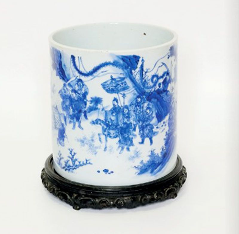โถทรงกระบอกใส่พู่กัน ลายขบวนเสด็จ ในยุคศตวรรษที่ 19 (ราชวงศ์ชิง) ยอด 4,500,000 บาท