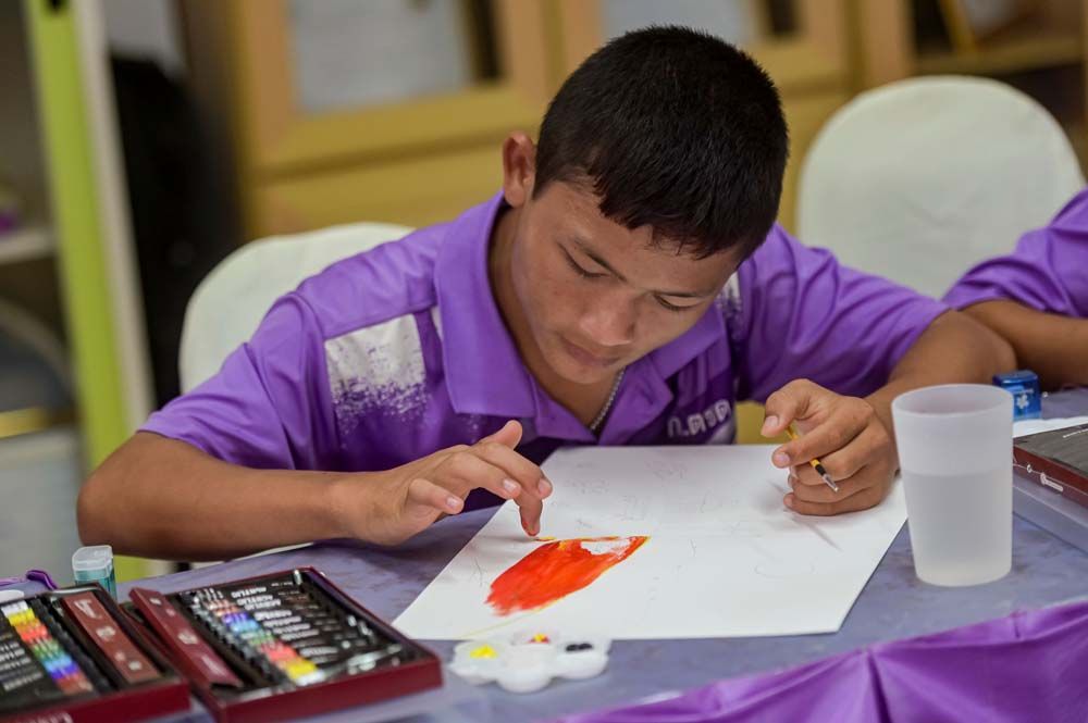 น้องๆ ตั้งใจสร้างงานศิลปะของตนเอง

