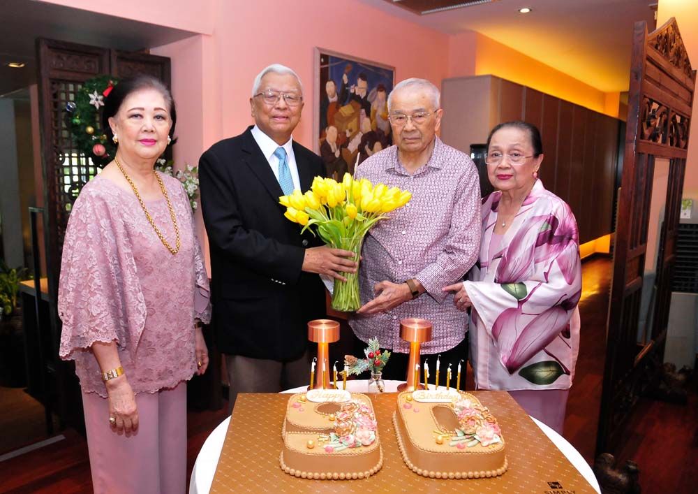 องคมนตรี รศ.ดร.จิรายุ – ท่านผู้หญิงอรนุช อิศรางกูร ณ อยุธยา มอบดอกไม้อวยพร