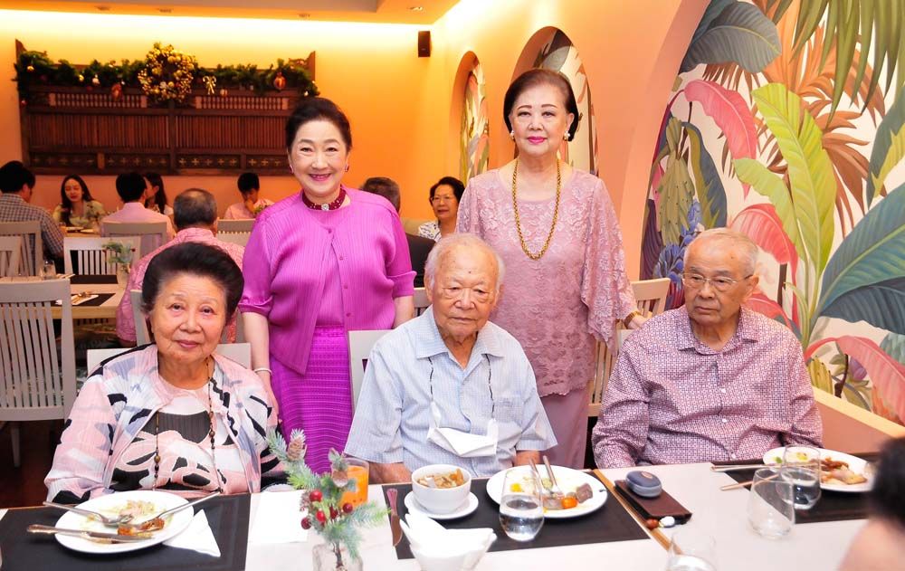 ท่านผู้หญิงภรณี-บรรยงค์ ล่ำซำ  และ ผาณิต พูนศิริวงศ์ ร่วมสังสรรค์กับเจ้าภาพ