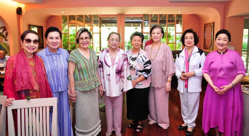ภัทรา ศิลาอ่อน พร้อมด้วย สุภาพรรณ พิชัยรณรงค์สงคราม,ดาริกา ปุณณกันต์, .................,ท่านผู้หญิงอรนุช อิศรางกูร ณ อยุธยา,ท่านผู้หญิงภรณี ล่ำซำ , ปราไพ ประสาททองโอสถ  และ ผาณิต พูนศิริวงศ์