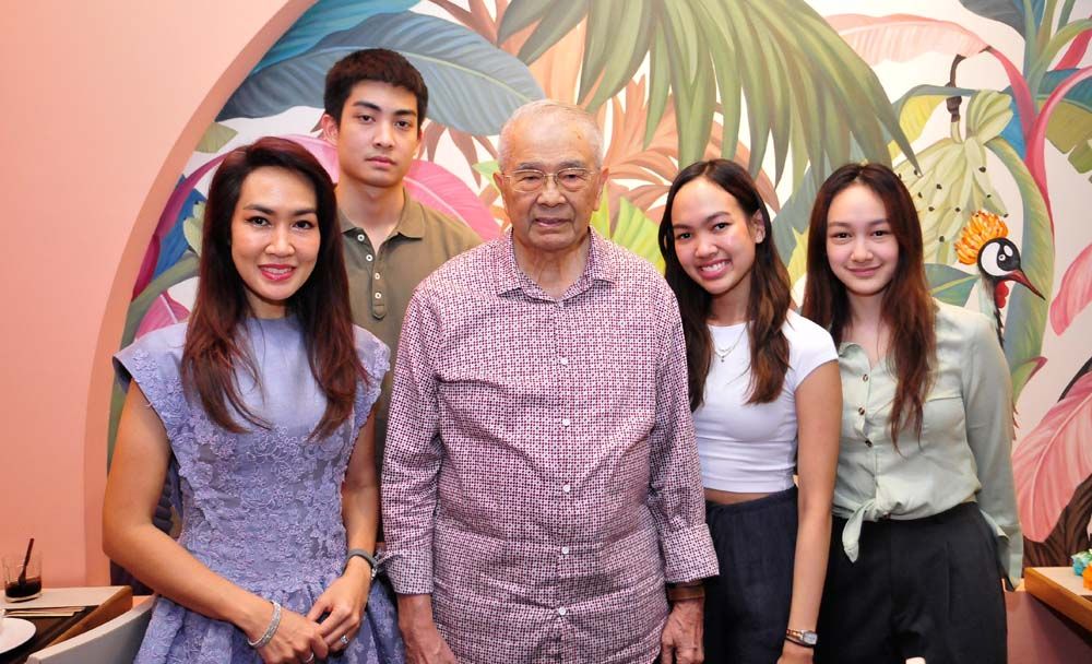 อมเรศ ศิลาอ่อน กับสะใภ้ มณีสุดา ศิลาอ่อน และหลานๆ ณธร (แอมป์ ) – ณิสดา (อาย)-ณดาธร  (อิน) ศิลาอ่อน