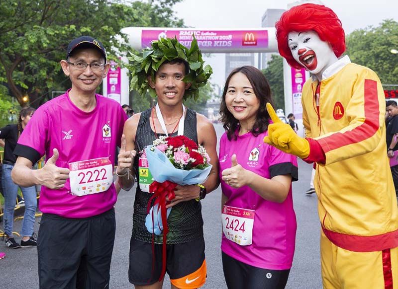 ร่วมแสดงความยินดีกับนักวิ่งชายชาวไทยที่เข้าถึงเส้นชัยเป็นคนแรก