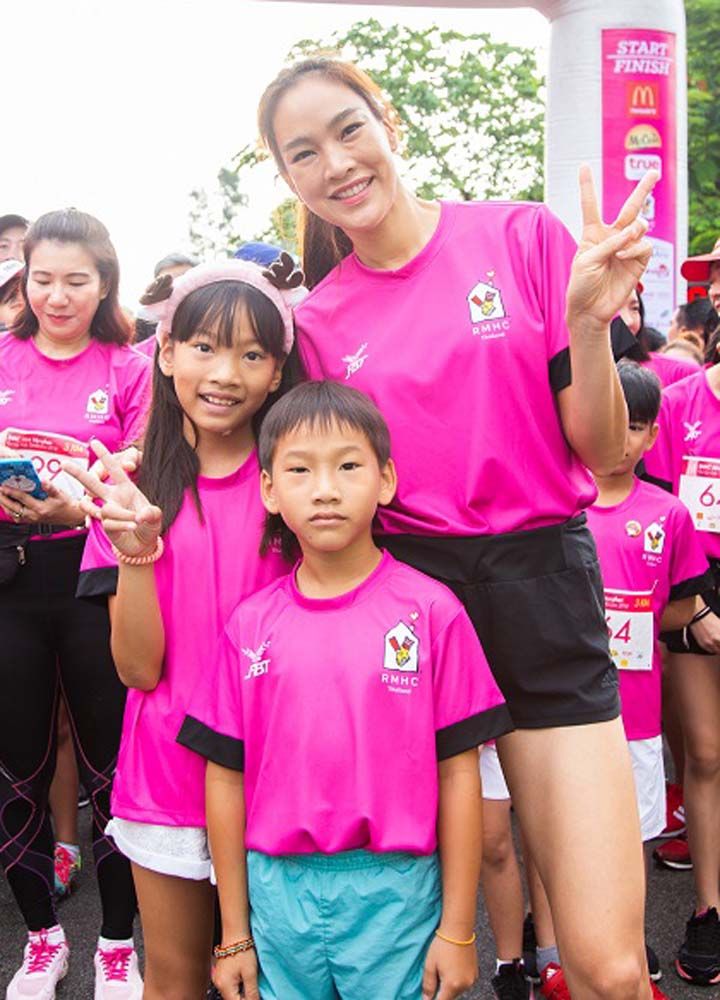 ตุ๊ก-ชนกวนันท์ รักชีพ จูงมือ น้องแพรว-น้องภูมิ ร่วมกิจกรรม