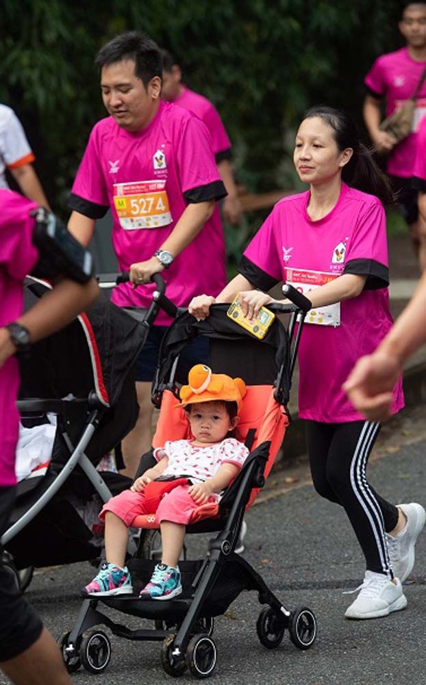 คุณแม่เข็นรถพาลูกร่วมกิจกรรม