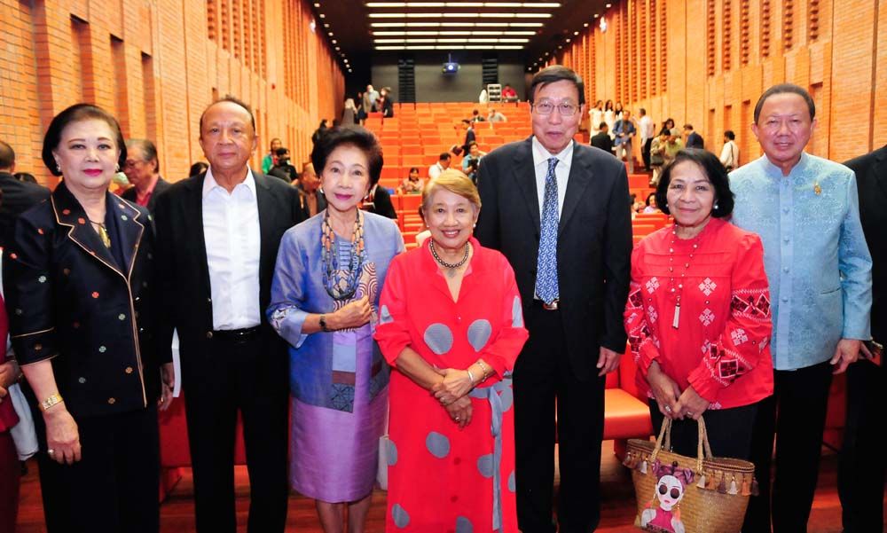 คุณหญิงทรงสุดา ยอดมณี ต้อนรับ ศ.พิเศษ พรเพชร วิชิตชลชัย ประธานวุฒิสภา, พล.ต.ท.ประกาศ-คุณหญิงผะอบทิพย์ ศาตะมาน, ภัทรา ศิลาอ่อน, สุมิดา พันธุ์กระวี และ สนั่น อังอุบลกุล
