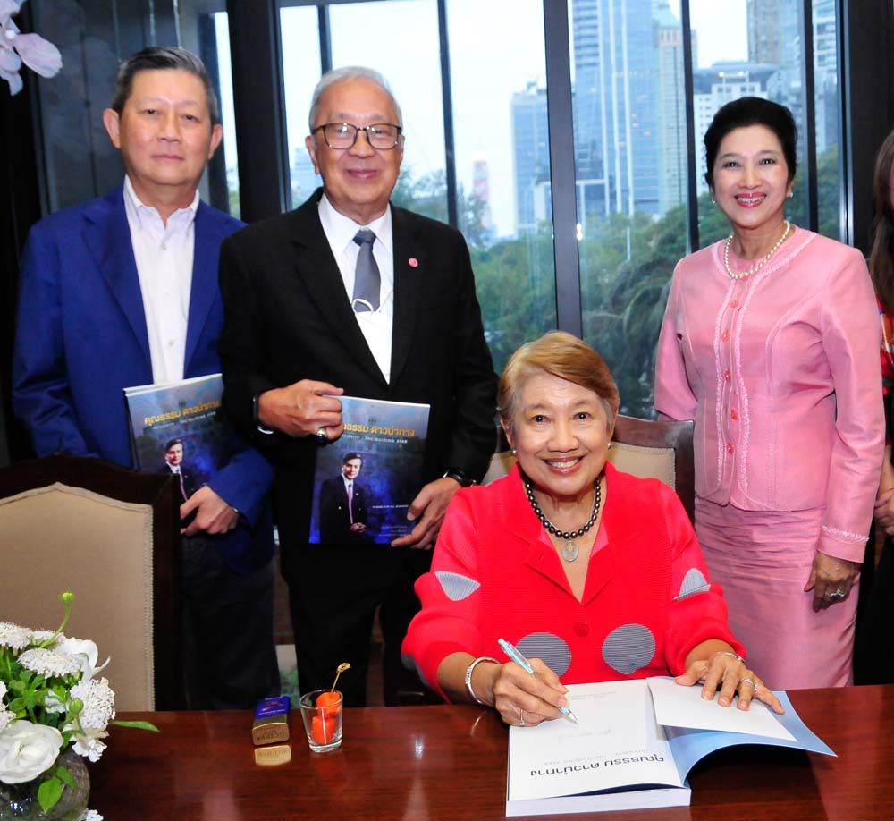 ศักดิ์ทิพย์-ม.ร.ว.เบญจาภา ไกรฤกษ์ และ ร่วมแสดงความยินดี