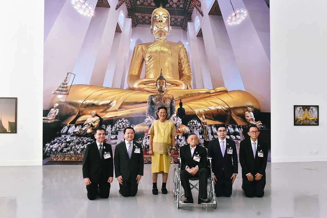 สมเด็จพระกนิษฐาธิราชเจ้า กรมสมเด็จพระเทพรัตนราชสุดาฯ สยามบรมราชกุมารี ทรงฉายพระฉายาลักษณ์ร่วมกับคณะ กก.
จัดงาน ด้านหลังเป็นภาพถ่ายฝีพระหัตถ์ วัดไชโย อ่างทอง ไปทอดกฐิน ประเทศไทย 15 ตุลาคม 2565