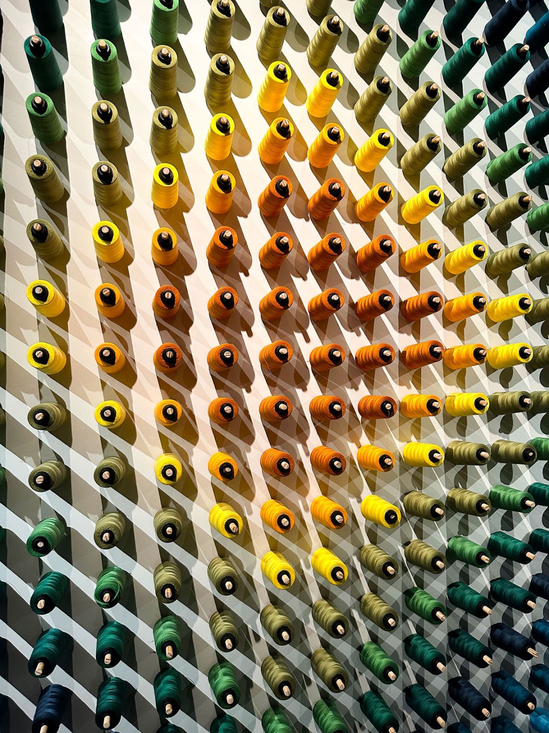 ประเทศไทย 13 ธันวาคม 2565 พิพิธภัณฑ์ผ้า งานสิริราชพัสตราบรมราชินีนาถ

