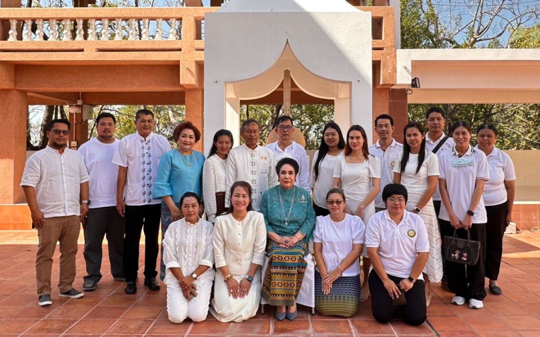 สุมนา อภินรเศรษฐ์ กับ นิกร-บุญมี พิลึกเรืองเดช, สุกัญญา ชุมอุปการ, วนัสนันท์ ทองบุญเจริญ,
วสรรค์ พิมพ์หนู และข้าราชการ พนักงานองค์การบริหารส่วนตำบลทำนบ