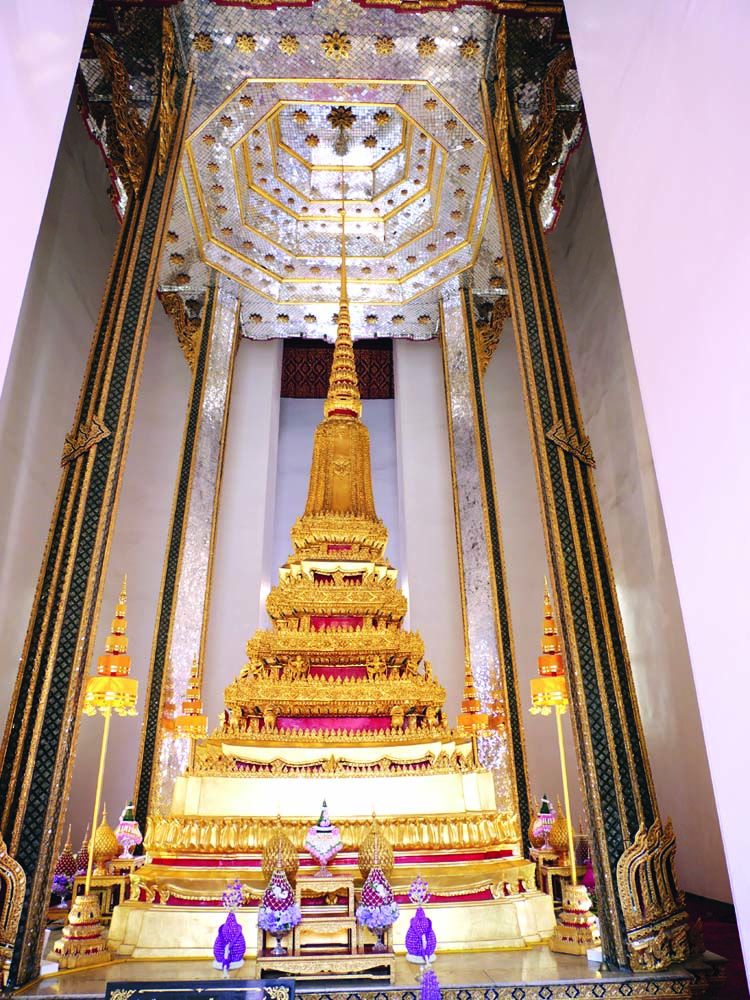 พระเจดีย์ทองบรรจุพระบรมสารีริกธาตุ