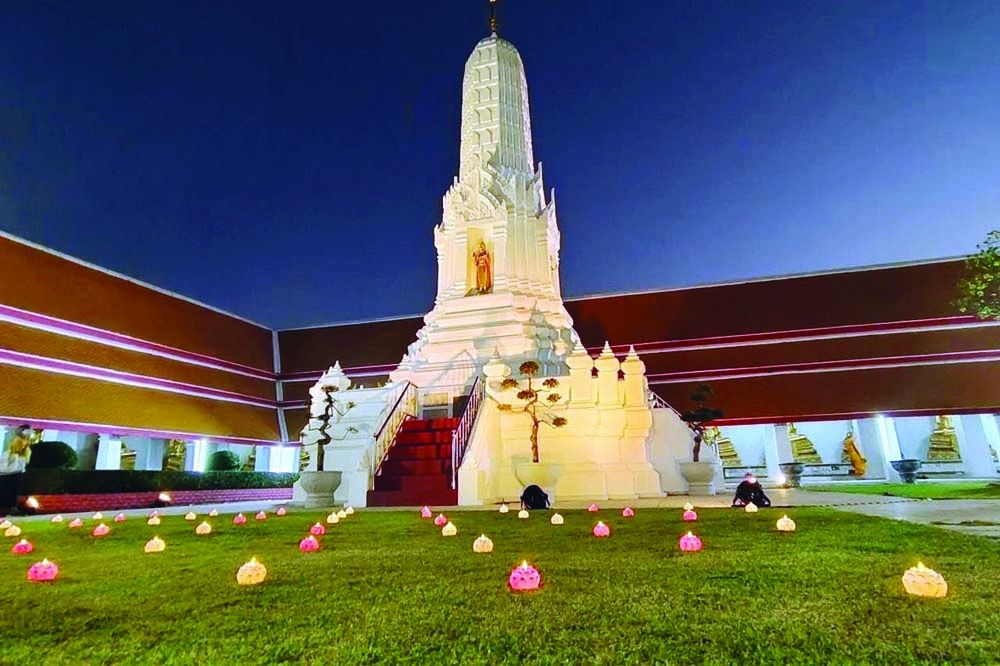 ประดับไฟตกแต่งพระปรางค์สวยงาม
