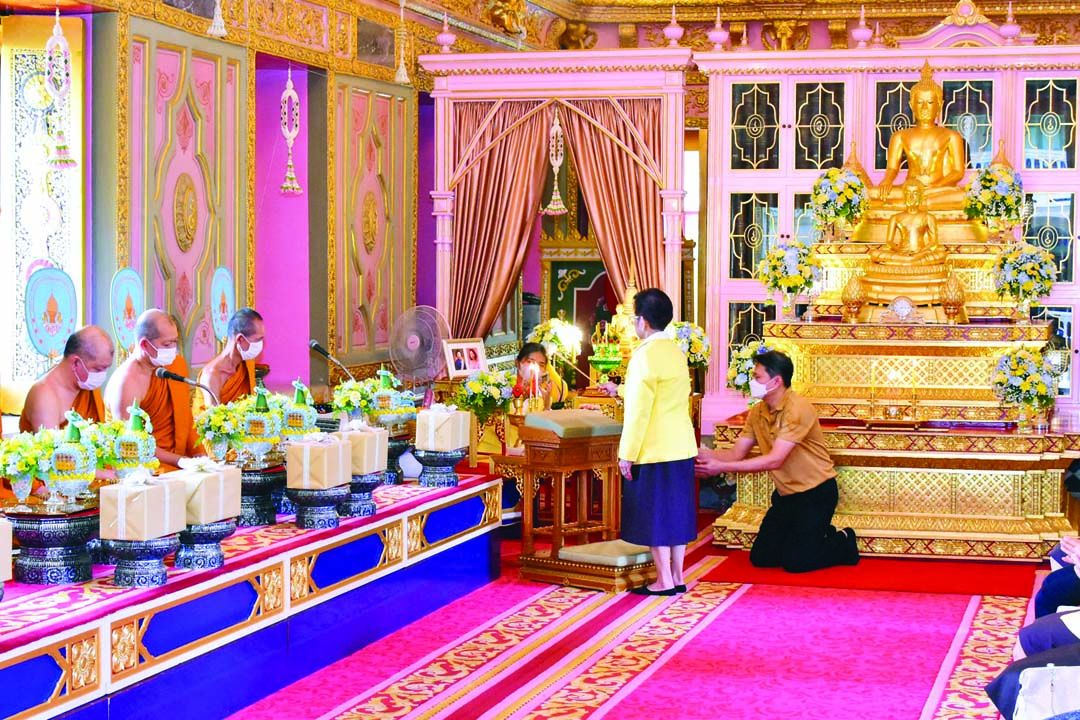 ม.ร.ว.พร้อมฉัตร สวัสดิวัตน์ รองประธานอำนวยการมูลนิธิฯ และธิดาในพระวรวงศ์เธอ พระองค์เจ้าวิมลฉัตร ประธานในพิธี จุดธูปเทียนบูชาพระรัตนตรัย