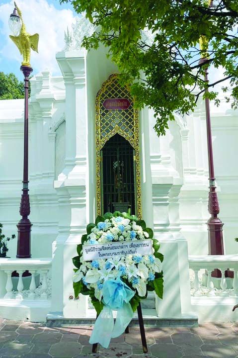 พวงมาลา ณ หน้าอนุสรณ์สถาน
เสาวภาประดิษฐาน ถวายแด่
พระวรวงศ์เธอ พระองค์เจ้าสุทธสิริโสภา