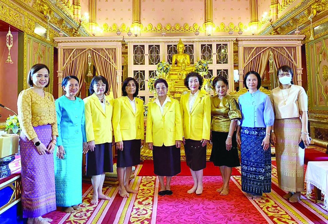 ม.ร.ว.พร้อมฉัตร สวัสดิวัตน์ พร้อมด้วยคณะกรรมการมูลนิธิ และผู้แทนจากหน่วยราชการต่างๆ อาทิ ธัชกร วงศ์เพ็ง (กระทรวงศึกษาธิการ), มาลินี ภาวิไล (สำนักนายกรัฐมนตรี),
กาญจนา พัฒนาชัย (กทม.), พรกมล ภมรานนท์ (กรมประชาสัมพันธ์), สอาดลักษม์
จงคล้ายกลาง (คณะกรรมการสภาการศึกษา)