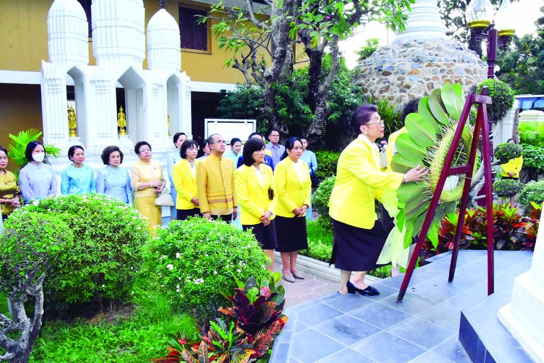 ม.ร.ว.พร้อมฉัตร สวัสดิวัตน์ พร้อมด้วยผู้ร่วมงาน
ถวายพวงมาลาหน้าอนุสรณ์สถาน