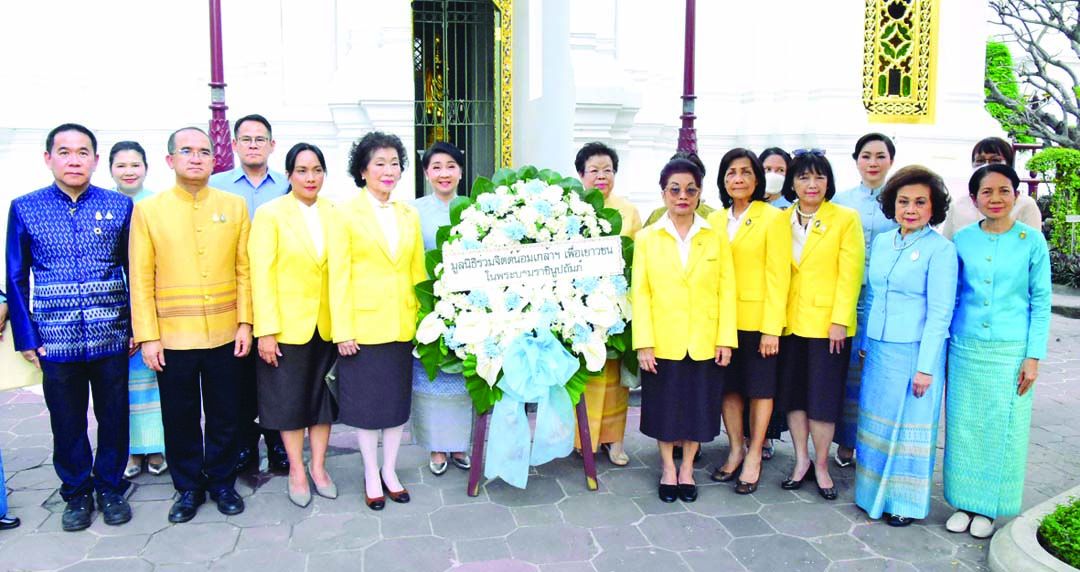 ผู้ร่วมงานถ่ายภาพเป็นที่ระลึกหน้าอนุสรณ์สถาน