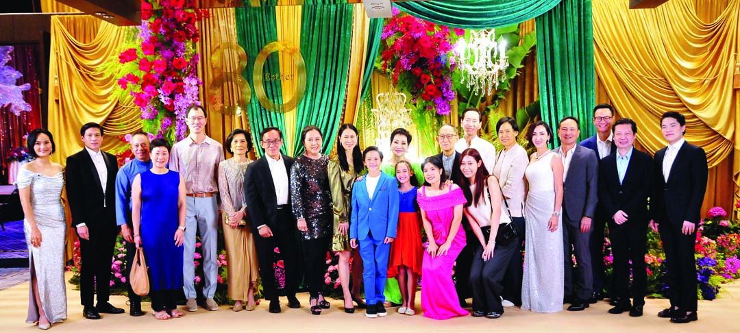 “โสภณพนิช” ร่วมอวยพรอย่างอบอุ่น นำมาโดย โชติ-ชาญ-ชาติศิริ-ณินทิรา-โชน โสภณพนิช, สาวิตรี รมยะรูป, ชยุส โสภณพนิช ยังพิชิต, เจษฎา-เจนนิส โสภณพนิช ยังพิชิต, ดลิน โสภณพนิช ยังพิชิต, เลอลักษณ์ โสภณพนิช, ชลลดา โสภณพนิช, ชนัฐ ยังพิชิต, ชญานิน ยังพิชิต, หลานแฝด น้องเจส และ น้องจาณีน, Stephen Tan, Bernard Chan และหลานๆ จากฮ่องกง