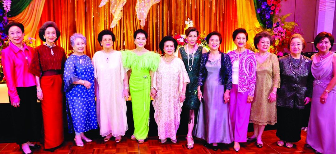 ท่านผู้หญิงสุจิตคุณ สารสิน พร้อมด้วย ท่านผู้หญิงมณฑินี มงคลนาวิน, คุณหญิง
ผะอบทิพย ศาตะมาน, พิศพรรณ อินทรานุกูล, สุภาพ อิงคะวัต, บุญทิพา สิมะสกุล, ระวีวรรณ กาญจนกุญชร