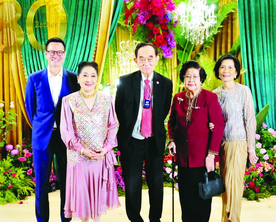 ศ.ดร.อมร-มุกดา จันทรสมบูรณ์, ผาณิต พูนศิริวงศ์ มี เจษฎา
โสภณพนิช ยังพิชิต และ สาวิตรี รมยะรูป ช่วยรับ