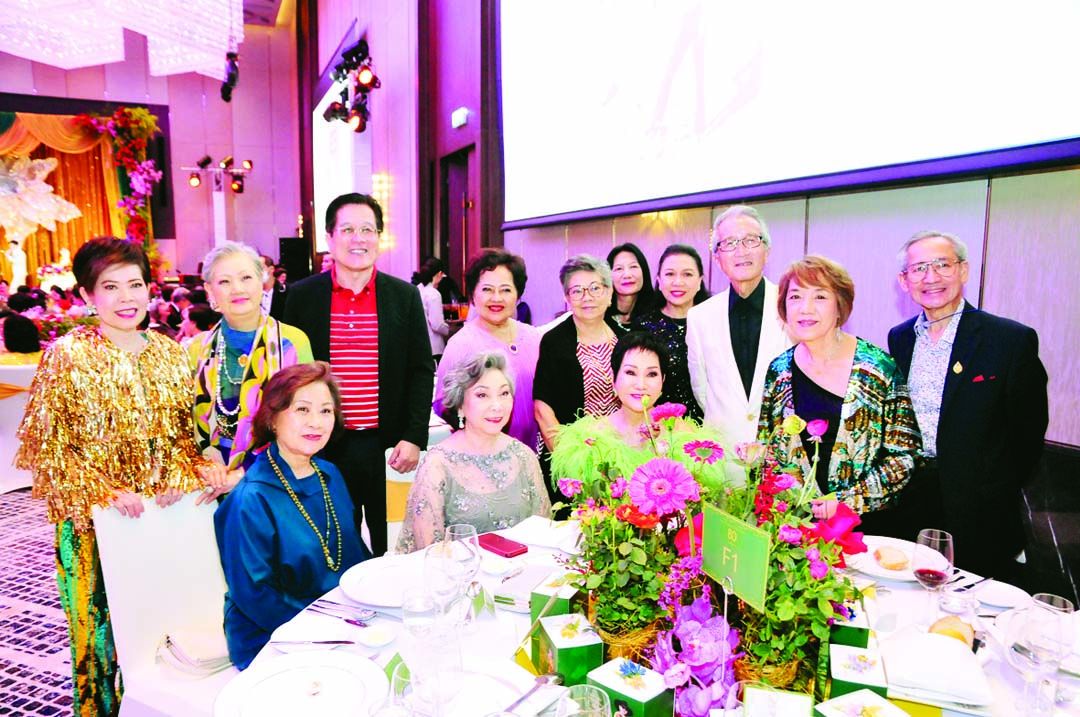ฐิตินันท์ วัฒนเวคิน, นิเศศโสม พุ่มหิรัญ, อมรา เจียสกุล,
William Hung, สุวลักษณ์ มหันตคุณ, Salome Poon,
Alan Poon, Cora Quiletino และ ธีรวุฒ พุ่มหิรัญ
