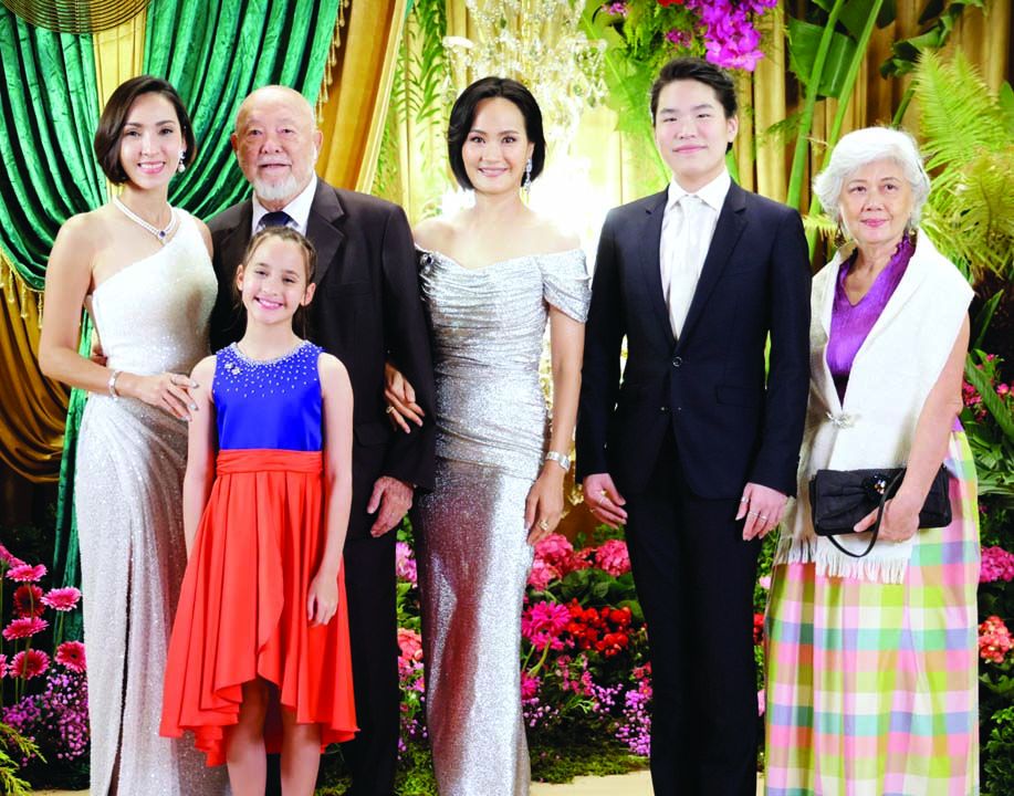 นพ.จอน ยังพิชิต, ดลิน โสภณพนิช ยังพิชิต, เจนิส ยังพิชิต,
ชนัฐ ยังพิชิต, กุลชลี ยังพิชิต และ น้องจาณีน